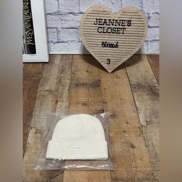 The Sakara Beanie new in package - Picture 2 of 4